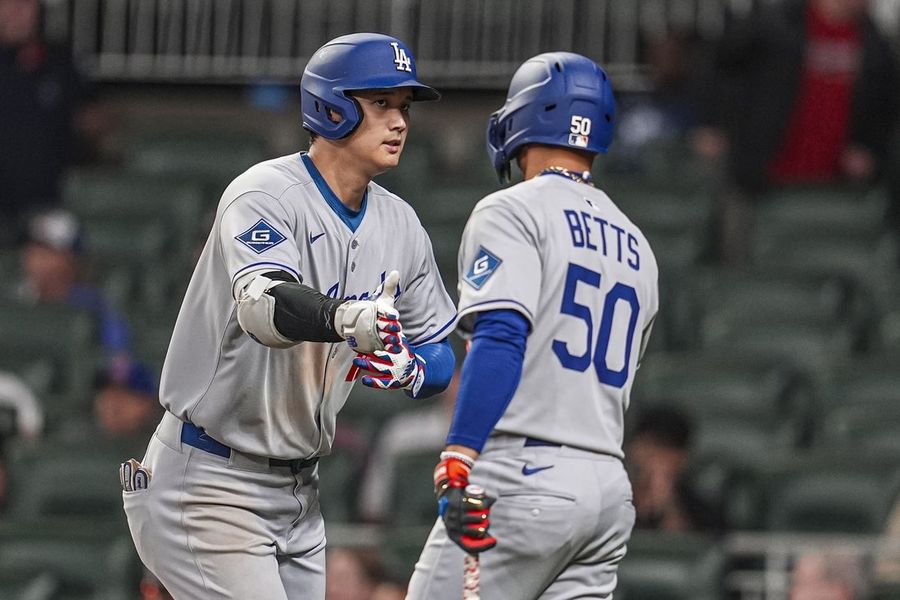 Deadspin | Shohei Ohtani, Freddie Freeman homer as Dodgers rout Braves