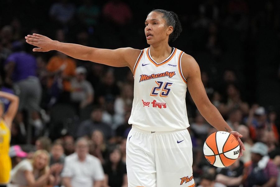 WNBA: Los Angeles Sparks in Phoenix Mercury