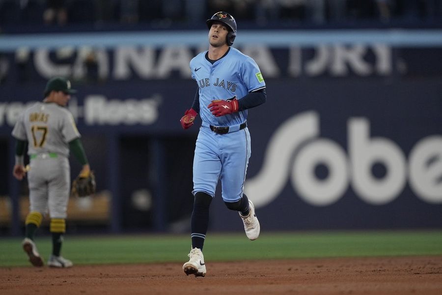Ocho carreras en la segunda entrada impulsan a los Blue Jays a la victoria sobre los Atléticos