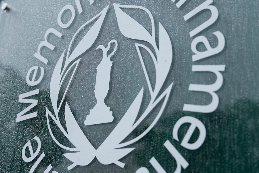 Memorial to resume play after brief suspension