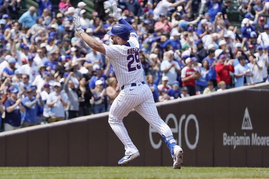 Michael Busch lidera el desfile de éxitos mientras los Cachorros vencen a los Rojos