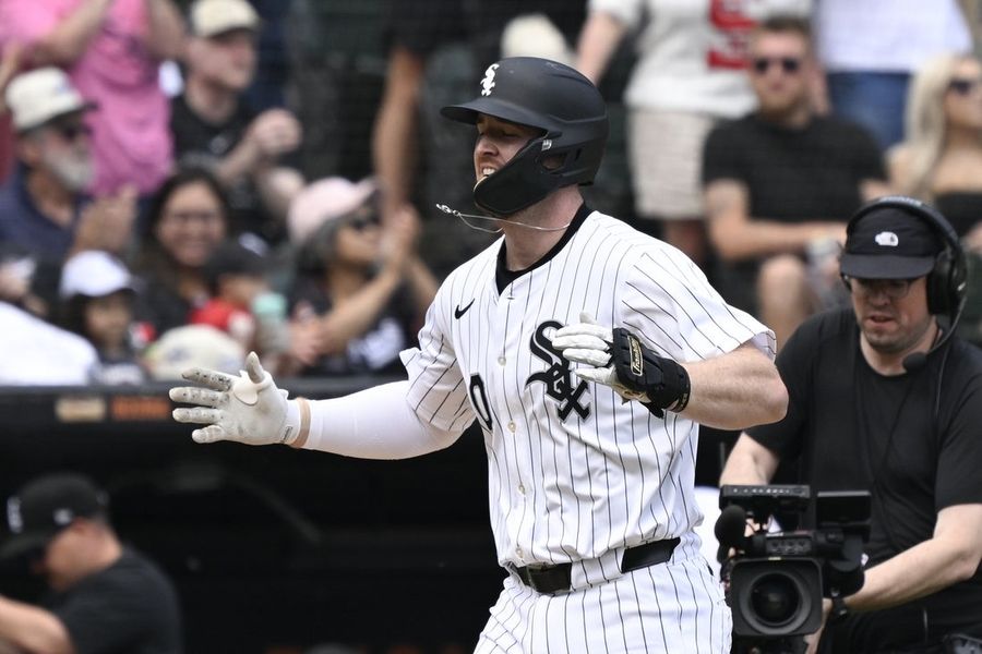 O jogador de primeira base do White Sox, Tim Elko, passou por cirurgia para reparar uma ruptura do ligamento cruzado anterior.