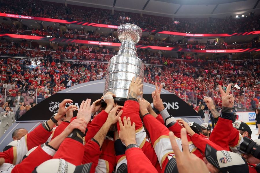 Los Panthers se abollan y rompen la Copa Stanley pocas horas después de ganar