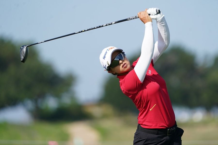 Chizzy Iwai ties course record, leads by 2 at LA Championship