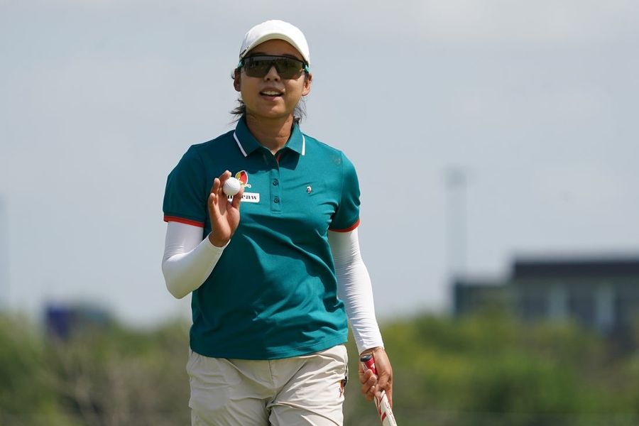 Mi Hyang Lee pulls ahead at Blue Bay LPGA in China