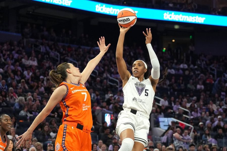 WNBA: Connecticut Sun in Golden State Valkyries
