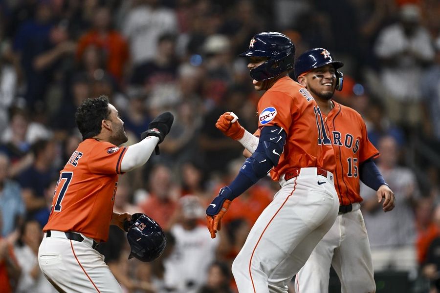 Deadspin | Yainer Diaz, Cam Smith belt homers as Astros top Cubs