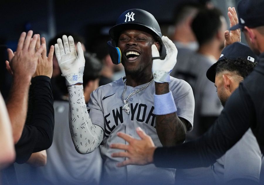 Deadspin | Vladimir Guerrero Jr.'s 3 RBIs steer Jays past Yankees