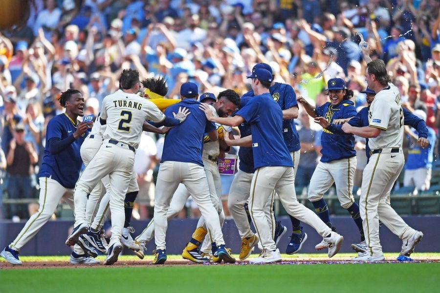 MLB: Los Angeles Dojers in Milwauki Brucers