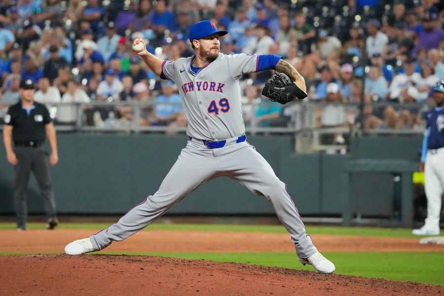 Deadspin | Mets bring back RHP Chris Devenski, designate LHP Jose Castillo