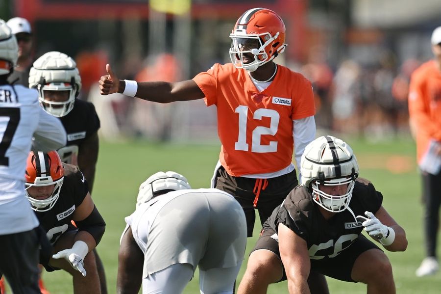 El mariscal de campo de los Browns, Shedeur Sanders, se perdió la práctica por dolor en el brazo.