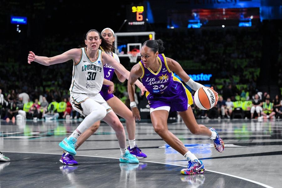 Liberty star Breanna Stewart exits early with lower leg injury