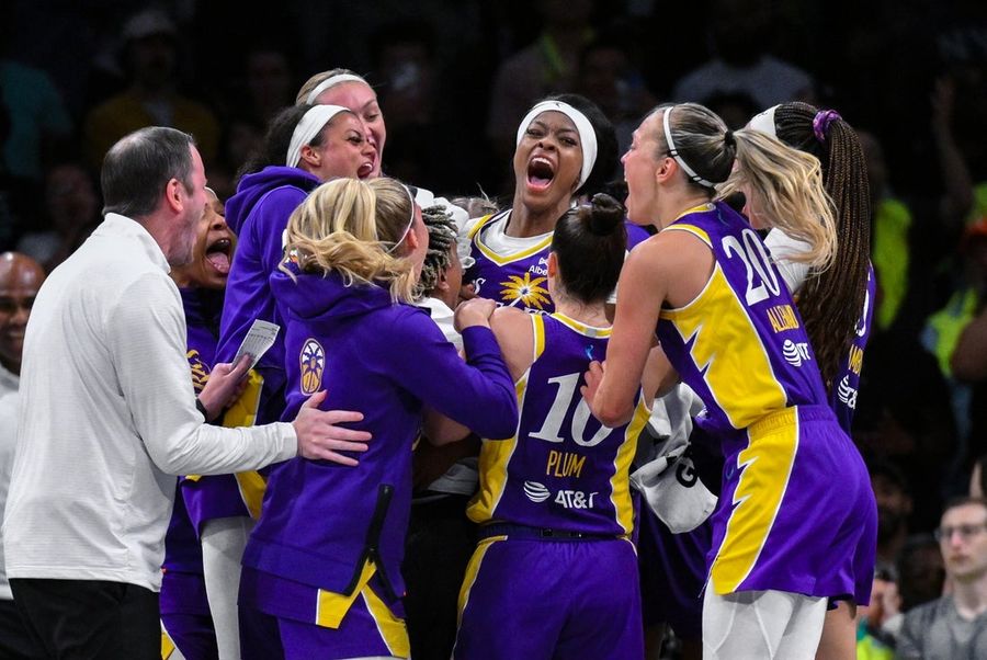 Sparks win at buzzer after Liberty lose Breanna Stewart to leg injury