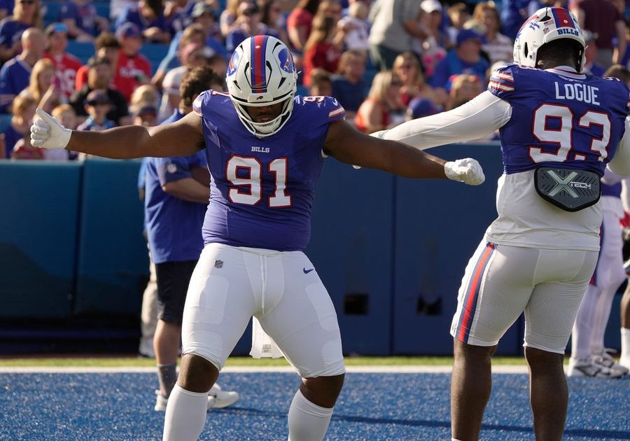 Bills DT Ed Oliver wears walking boot, does not practice