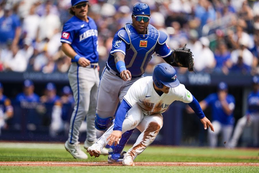 Royals score five in 10th to topple Blue Jays