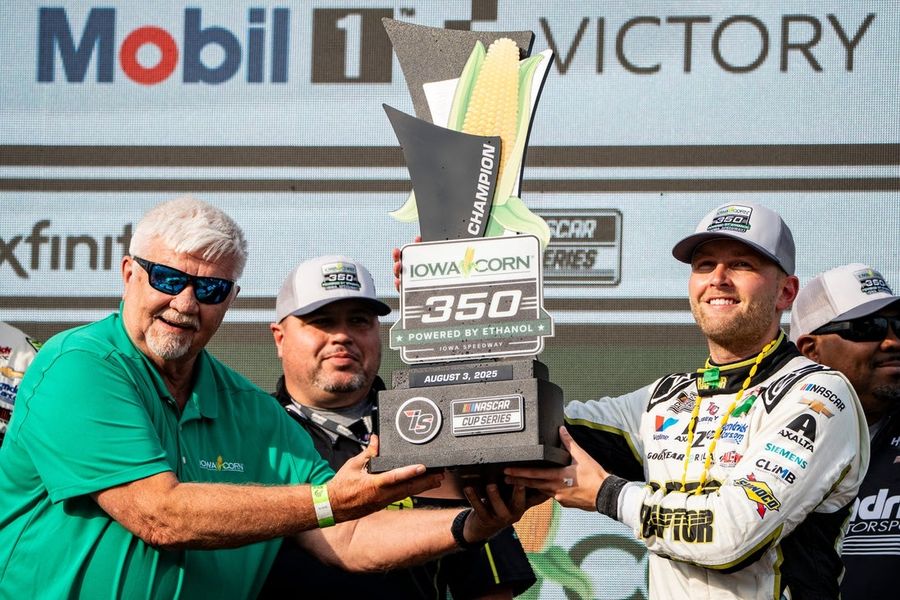 Ryan Blaney holds off Kyle Larson to claim pole position at Iowa Corn 350