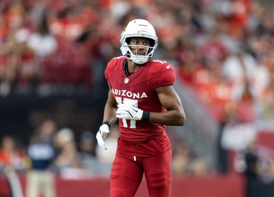Texans sign WRs Zay Jones, Sterling Shepard