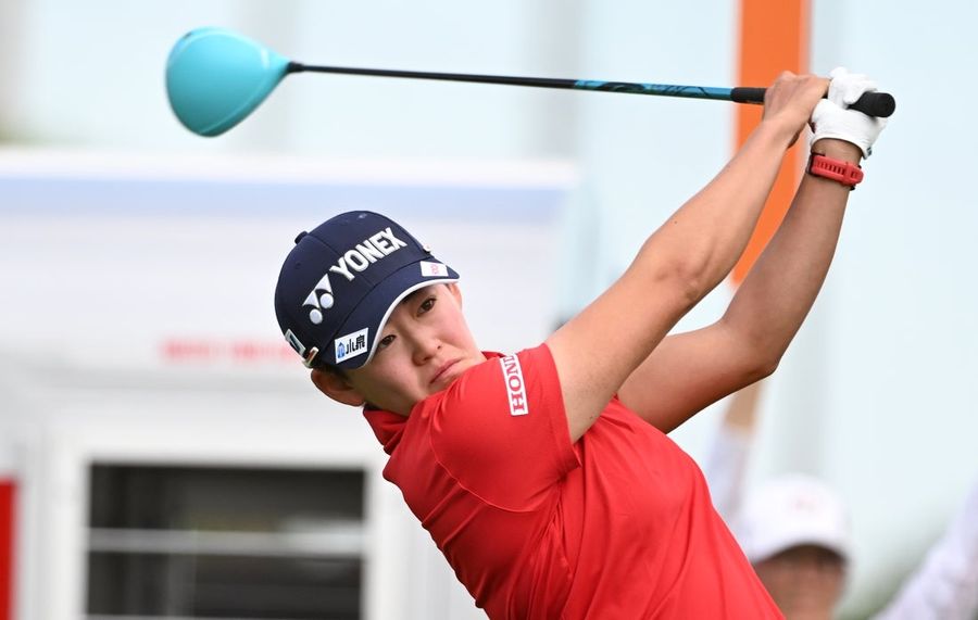 Akie Iwai starts hot, takes first-round lead at Lotte Championship