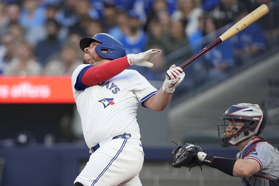 Blue Jays bats beat up on struggling Twins