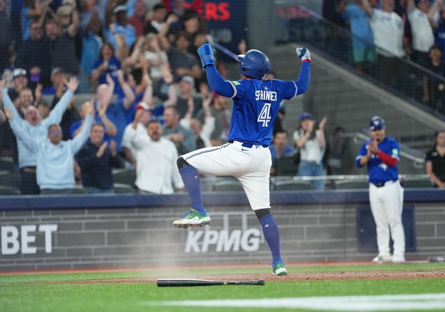 Blue Jays rally late to take rubber match vs. Twins