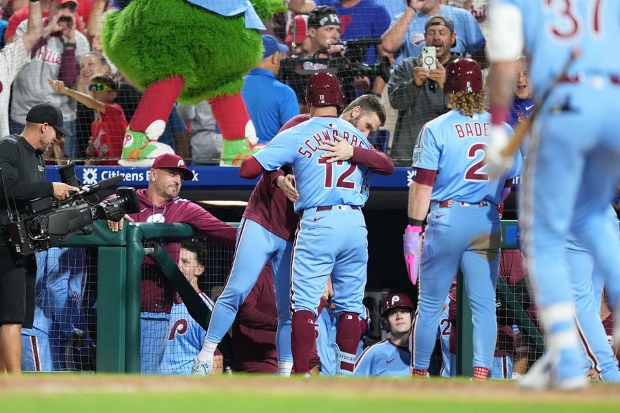 MLB roundup: Kyle Schwarber blasts 4 homers in Phillies' win