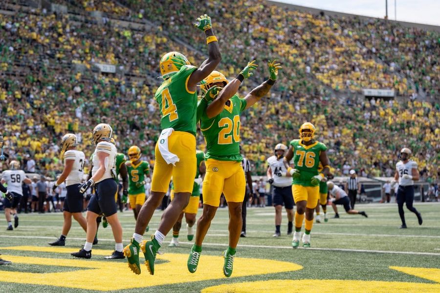 Dante Moore throws for 3 TDs as No. 7 Oregon routs Montana State