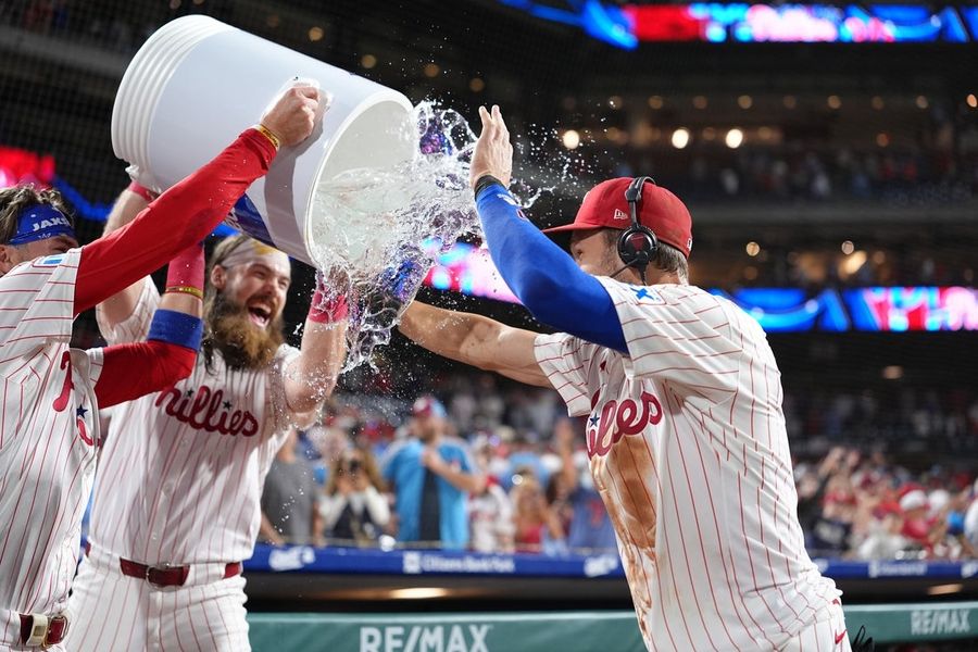 Deadspin | Trea Turner lifts Phillies over Braves in 10th inning