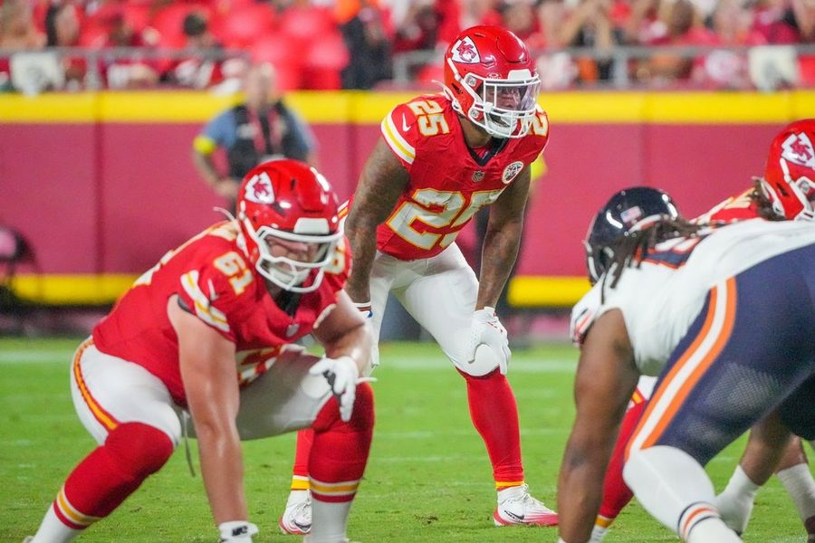 Los Eagles incorporan al veterano corredor Elijah Mitchell.