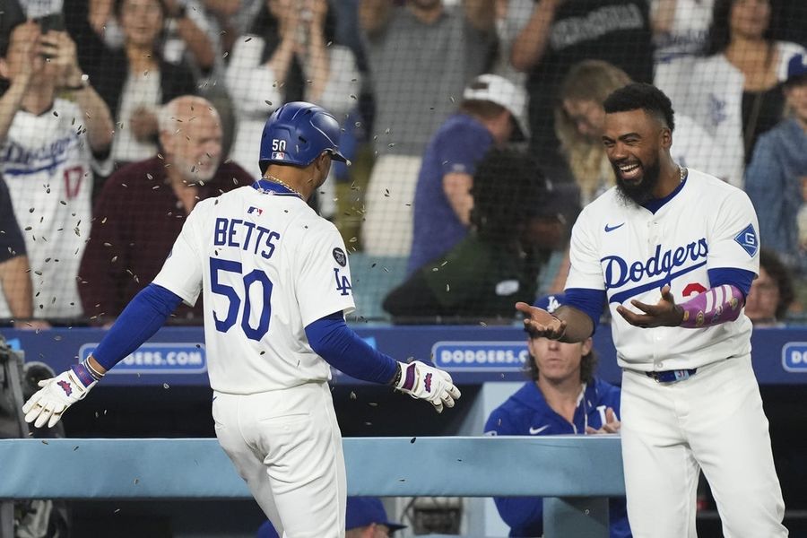 Deadspin | Teoscar Hernandez belts 2 homers as Dodgers top Rockies