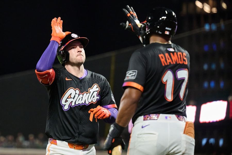Giants dump D-backs again, slice into wild-card deficit