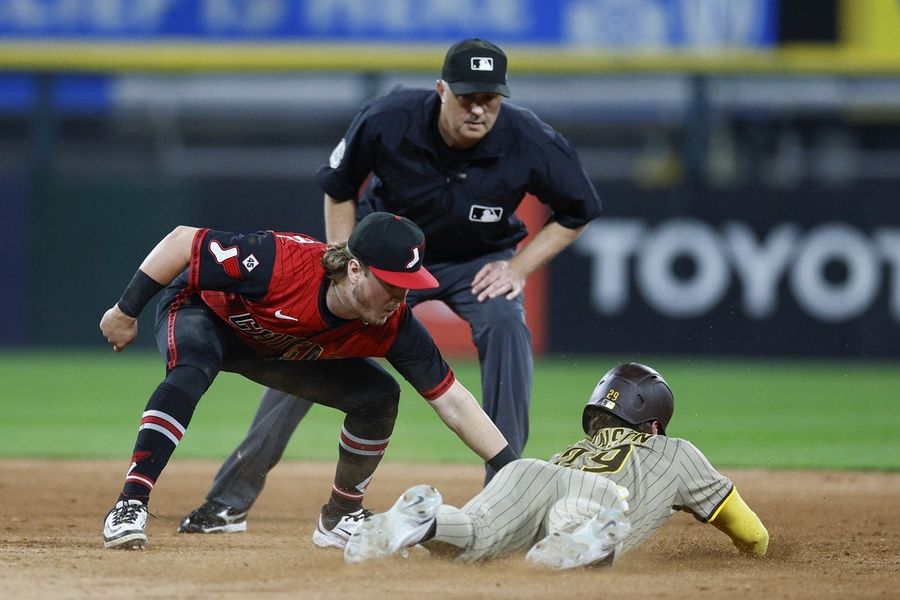 Deadspin | Padres' playoff quest continues vs. White Sox as division title hopes diminish