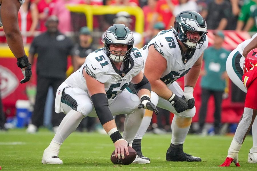 El centro de los Eagles, Cam Jurgens, jugará contra los Cowboys