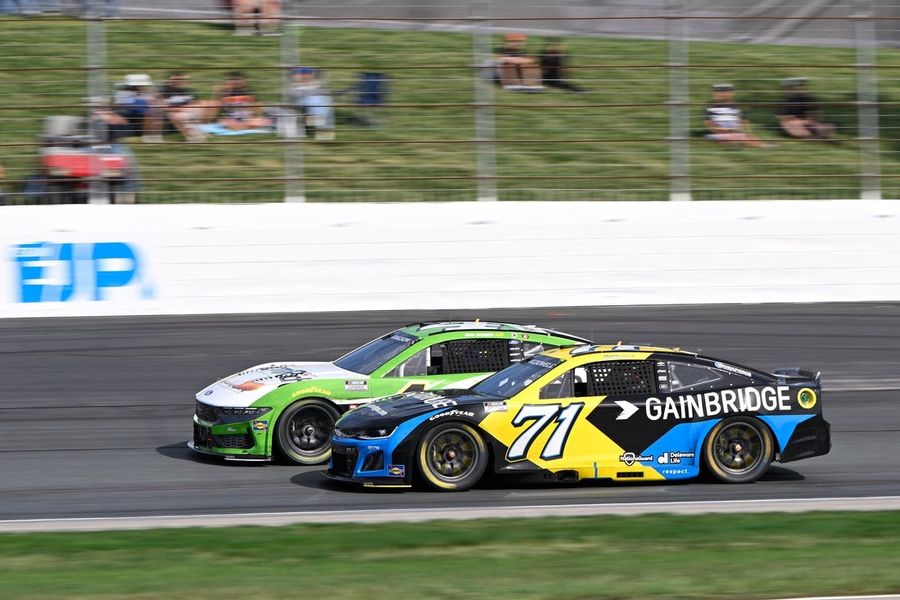 Michael McDowell supera a Chase Briscoe y se lleva la pole del YellaWood 500