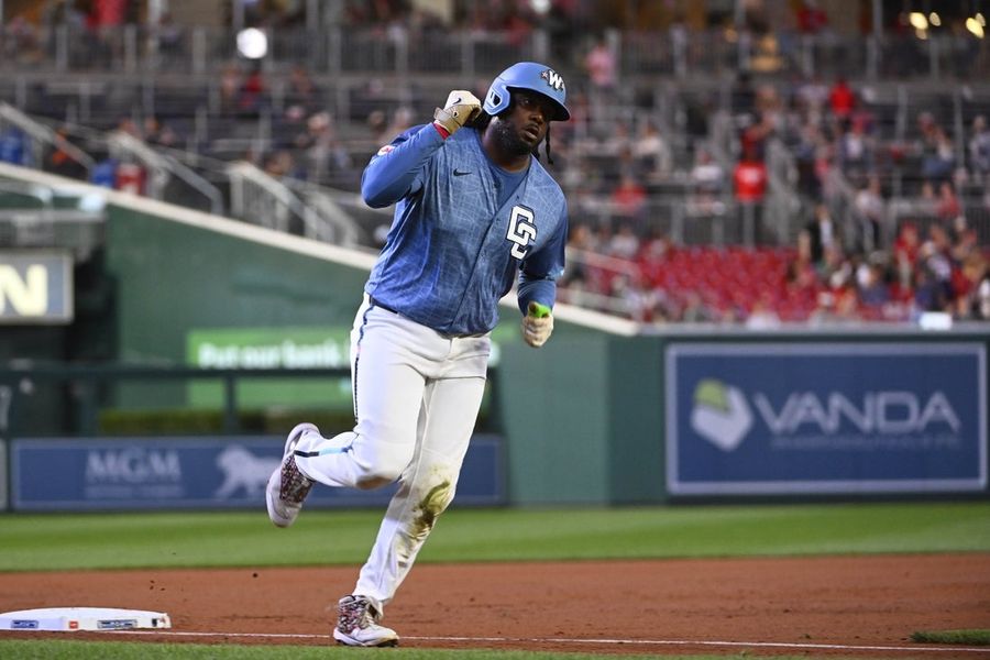 Veteran slugger Josh Bell inks one-year deal with Twins