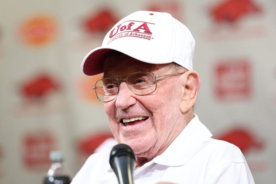 Lou Holtz, in hospice care, still 'fighting the fight'