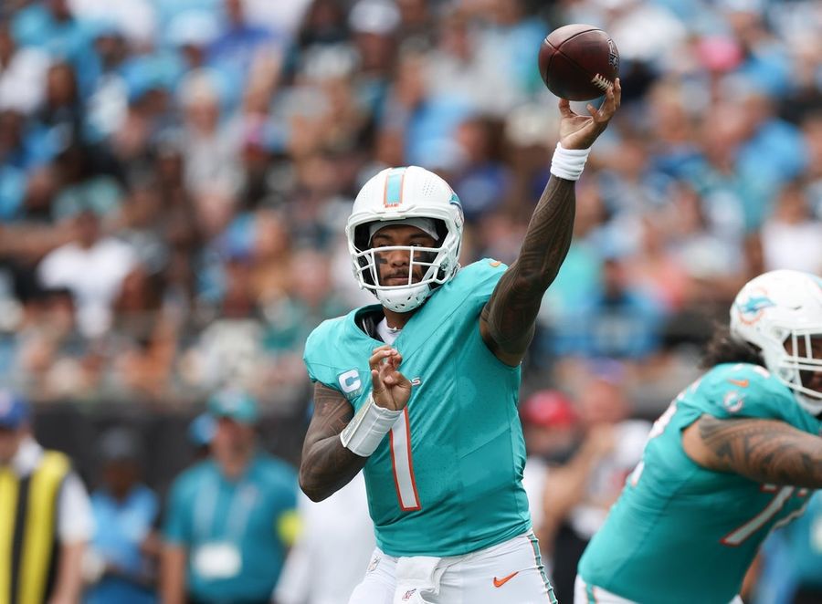 El mariscal de campo de los Dolphins, Tua Tagovailoa, en camino a jugar a pesar de las lesiones en la cadera y el pulgar.