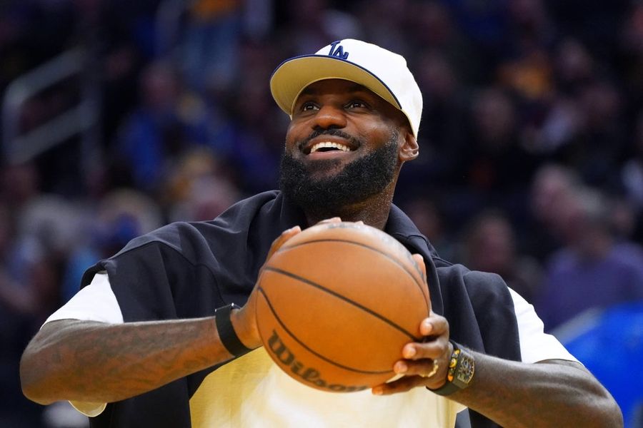 Los Lakers dicen que LeBron James tiene ciática y estará fuera para el inicio de la temporada