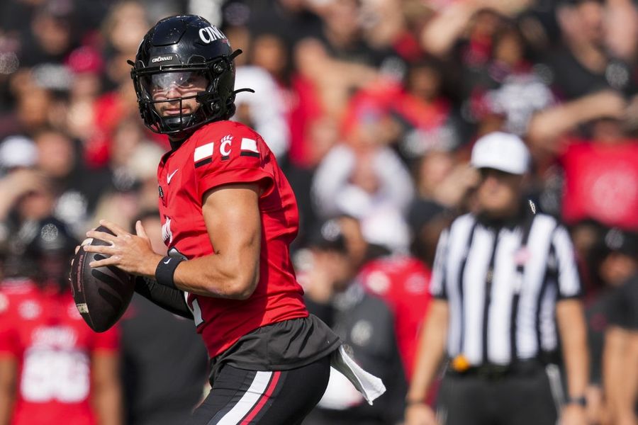 Cincinnati faces Oklahoma State, seeking sixth straight victory