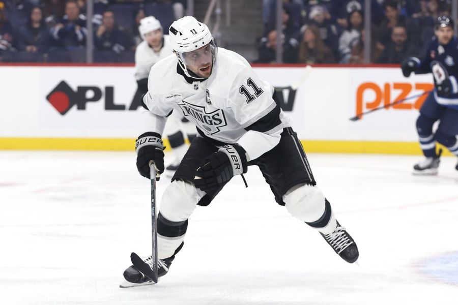 El capitán de los Kings, Anze Kopitar (pie), estará fuera semana a semana.
