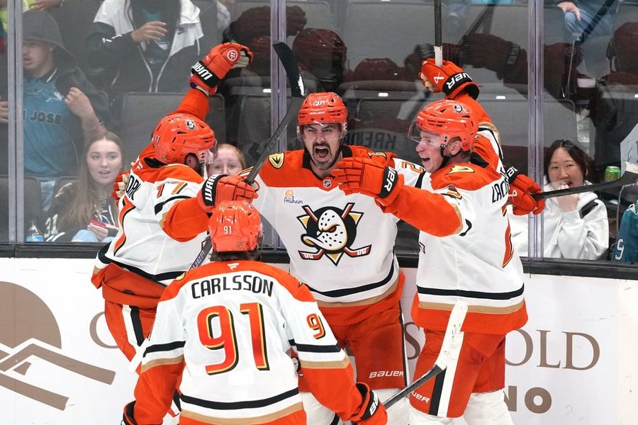 Los Hurricanes y los Ducks comienzan con fuerza el partido