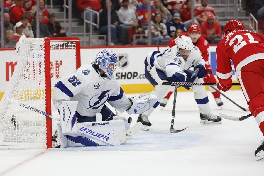 El gol de Dylan Larkin en el último minuto impulsa a los Red Wings a superar al Lightning