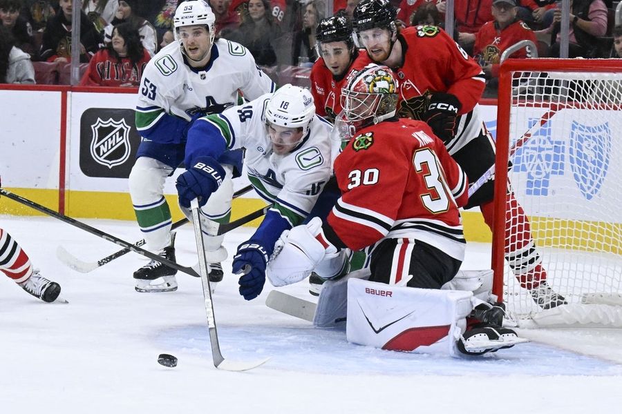 El gol de Brock Boeser en la tanda de penaltis le da a los Canucks la victoria sobre los Blackhawks