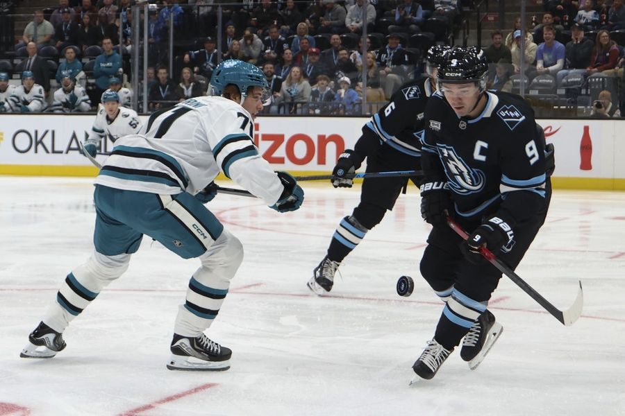 Nick Schmaltz anota triplete y Mammoth se desmarca de los Sharks