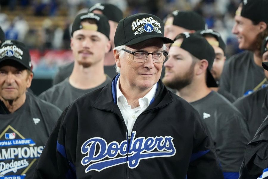 A NBA aprova a venda dos Lakers para Mark Walter.