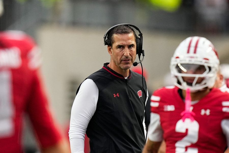 With coach's seat getting hot, Wisconsin braces for No. 6 Oregon