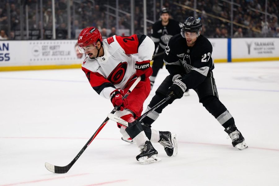 Los Hurricanes desperdician ventaja de 3 goles y luego ganan en tiempo extra para mantenerse perfectos