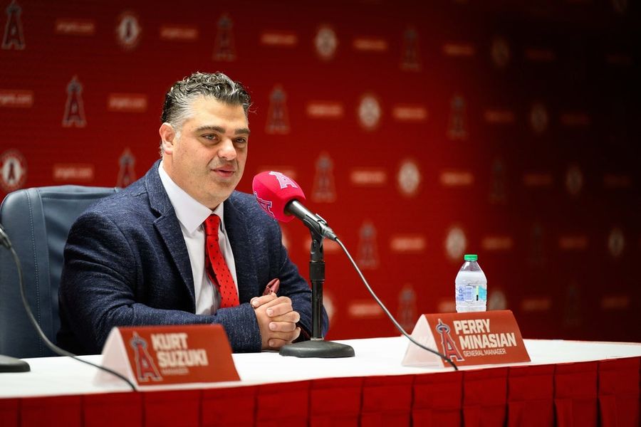 Los Angels despiden al gerente general Perry Minasian y nombran a John Mozeliak como interino.