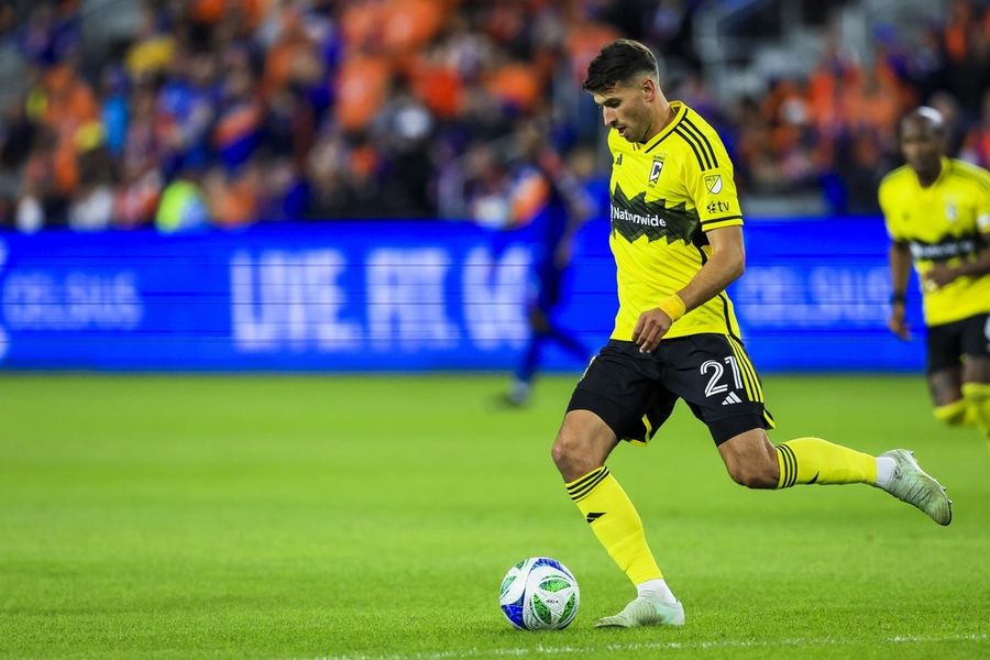 LAFC acquire D Yevhen Cheberko from Crew