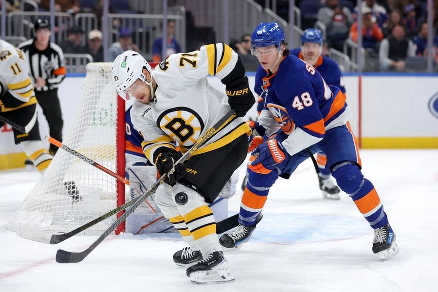 Bruins edge Islanders in shootout to extend win streak to 4