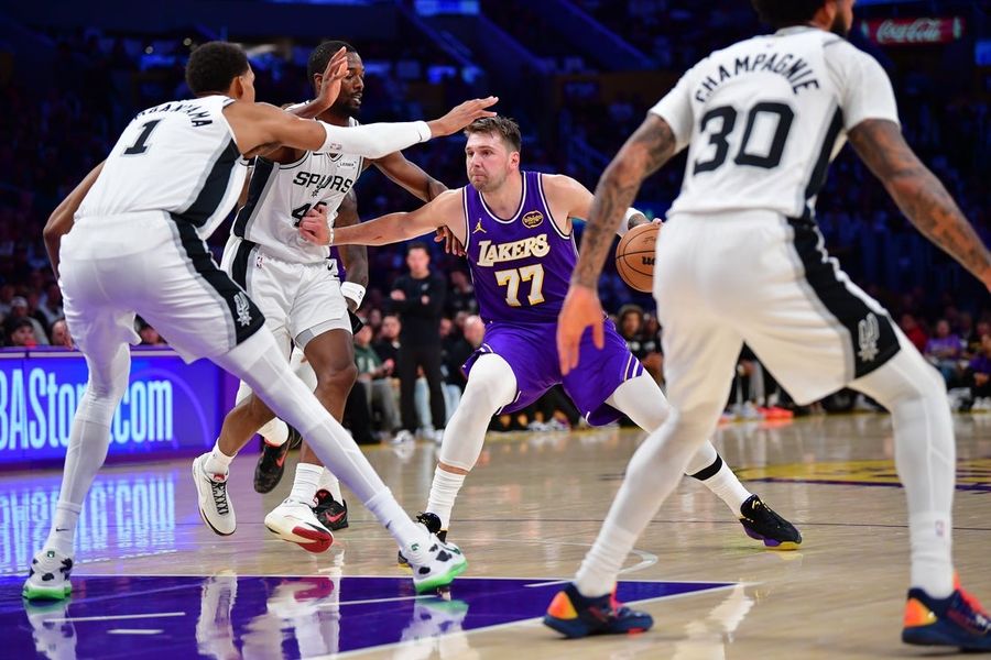 NBA: San Antonio Spurs at Los Angeles Lakers